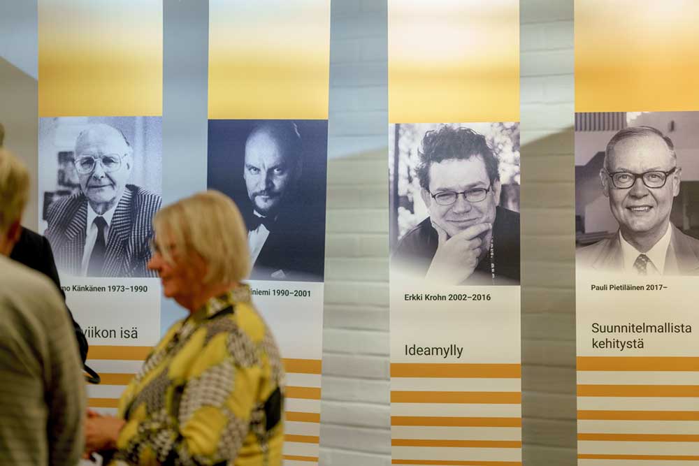 Lahden kansainvälisen urkuviikon johtajat kehystetyissä kuvissa