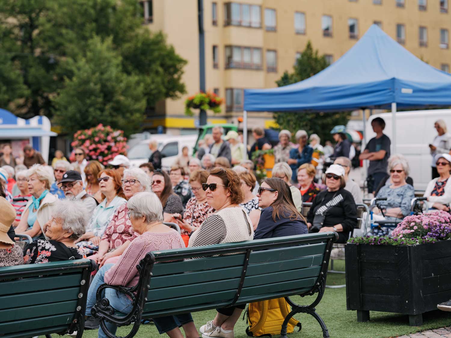 Yleisöä Lahden Kansainvälisen Urkuviikon torikonsertissa